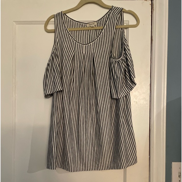 Max studio cold shoulder top in excellent condition. - Picture 1 of 4